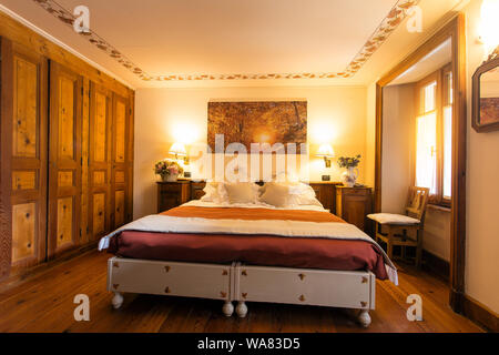 Baita di montagna interiore camera da letto shot, nessun popolo sono visibili Foto Stock