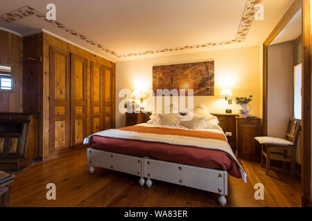 Baita di montagna interiore camera da letto shot, nessun popolo sono visibili Foto Stock