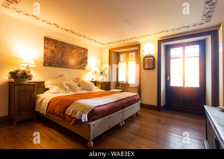 Baita di montagna interiore camera da letto shot, nessun popolo sono visibili Foto Stock