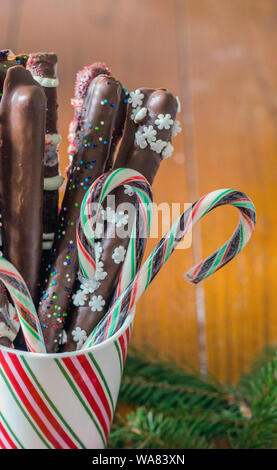 Candy canes e cioccolato salatini close up Foto Stock