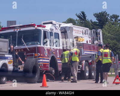 South Haven Michigan USA Giugno 29, 2019; un motore fire ottiene una riparazione sul ciglio della strada quando essa ha un pneumatico sgonfio tornando da un incendio Foto Stock