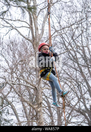 Marzo 17, 2019 Indiana USA; un giovane bambino strapped in un albero cavo, si blocca in midair in corrispondenza di un evento in san Giuseppe parchi Bendix woods, zucchero camp giorni e Foto Stock