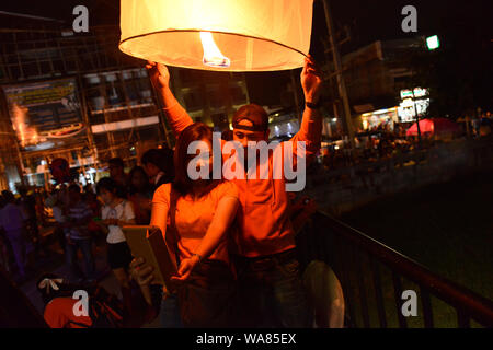 Un giovane gli amanti della Thai giovane prendendo un selfie prima di lanciare una lanterna volanti per celebrare l'annuale Loy Krathong festival. Chiang Mai, il centro città di Chiang Mai Provincia, Thailandia, Sud Est asiatico Foto Stock