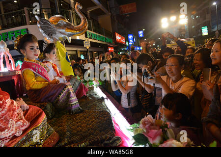 Parata di festa durante il festival annuale Loi krathong in Chiang Mai e Chiang Mai Provincia, Thailandia, Sud Est asiatico Foto Stock