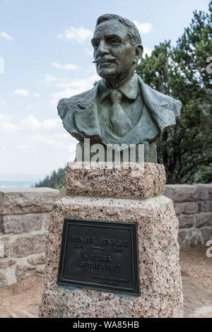 Busto di Spencer Penrose al Will Rogers Santuario del Sole, noto anche come Will Rogers Santuario, una torre commemorativa e cappella di Cheyenne Mountain in alto sopra il Colorado Springs, Colorado Foto Stock