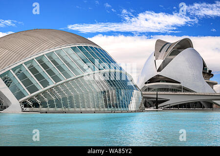 Valencia, Spagna - 17 Agosto, 2019. Vista della città di arte e scienza - un complesso architettonico sul fondo drenato del fiume Turia. Proprio Design Foto Stock