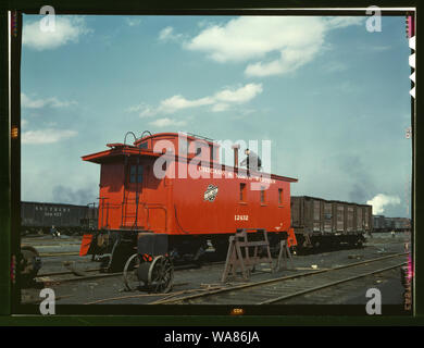 C & NW RR [ossia Chicago e North Western railroad], dando il tocco finale a una ricostruzione caboose a copiare brani a condizione cantiere, Chicago, Ill. Foto Stock