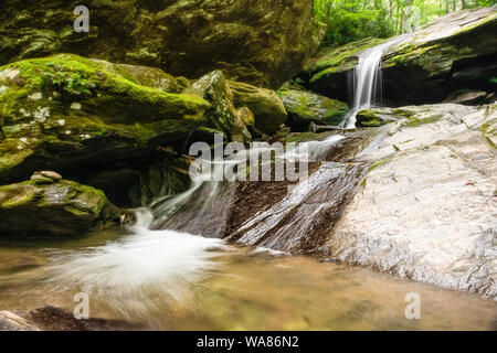 Una lunga esposizione fotografia di lontra cade in sette demoni North Carolina, vicino a nonno montagna, Boone, Banner Elk e Foscoe Foto Stock