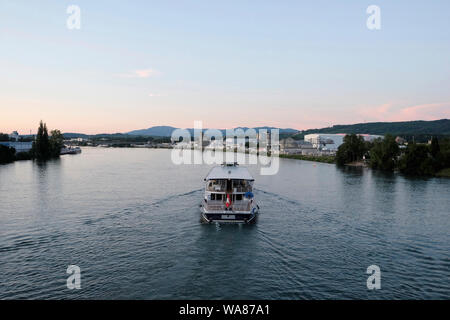 Un turista in barca a vela sul fiume Reno, Basilea, Germania Foto Stock