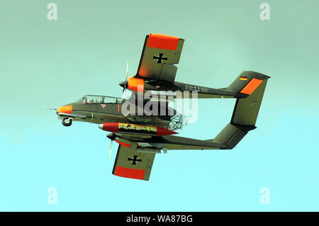 Londra, Regno Unito. 18 Agosto, 2019. RAF Typhoon. North American Rockwell OV-10 Bronco del Team Bronco. Biggin Hill Festival di volo 2019 Credit: JOHNNY ARMSTEAD/Alamy Live News Foto Stock