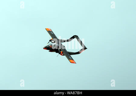Londra, Regno Unito. 18 Agosto, 2019. RAF Typhoon. North American Rockwell OV-10 Bronco del Team Bronco. Biggin Hill Festival di volo 2019 Credit: JOHNNY ARMSTEAD/Alamy Live News Foto Stock