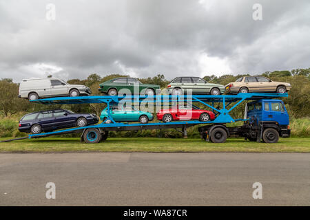 Una selezione di automobili da anni settanta e ottanta su un Leyland 300 auto transporter autocarro. Questo veicolo è in mostra presso la Scottish Vintage Museo Bus Foto Stock