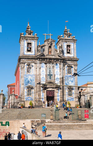 Portogallo Porto Porto Igreja de Santo Ildefonso chiesa di San Ildefonso costruito 1739 blu e bianco delle piastrelle azulejo foto facciata di granito gradini scale Foto Stock