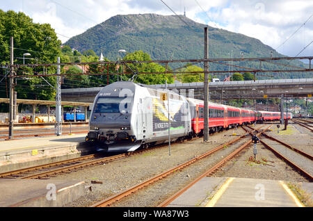 NSB Classe EL 18 locomotore elettrico n. 2249 arriva a Bergen Stazione centrale su un servizio da Oslo. Foto Stock