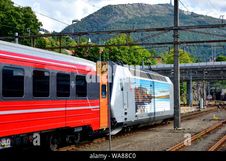 NSB Classe EL 18 locomotore elettrico n. 22 arriva a Bergen Stazione centrale nella parte posteriore di un servizio da Oslo. Foto Stock
