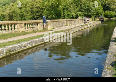 Bagno, Inghilterra - Luglio 2019: Il Dundas Aquaduct sul Kennet & Avon Canal vicino alla città di Bath Foto Stock