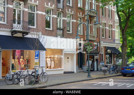 Cornelis Schuytstraat, Oud Zuid, Amsterdam, Paesi Bassi - home per una vasta varietà di ristoranti e caffetterie, high-end di boutique e negozi di bellezza. Foto Stock