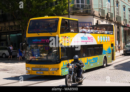 Portogallo Porto Porto autobus gialli turistico double decker open top Turisti turisti scene di strada traffico ciottoli Rua Passos Manuel Foto Stock