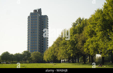 Leicester, Regno Unito, 5 Maggio 2018: Attenborough Torre dell'Università di Leicester sopra Victoria Park in primavera Foto Stock