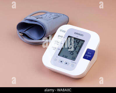 Omron M3 la pressione sanguigna e il monitor per la frequenza cardiaca Foto Stock