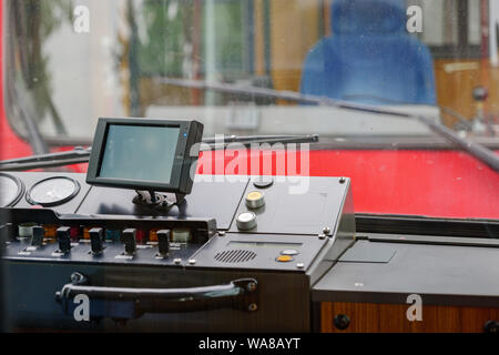 Messa a fuoco selezionata alla vecchia console vintage e il monitor interno del cad di controllo nella parte anteriore o alla fine di autovetture di light rail in Germania. Foto Stock