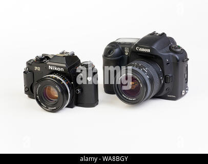 Nikon FG SLR fotocamera a pellicola con Canon 10D fotocamera reflex digitale Foto Stock