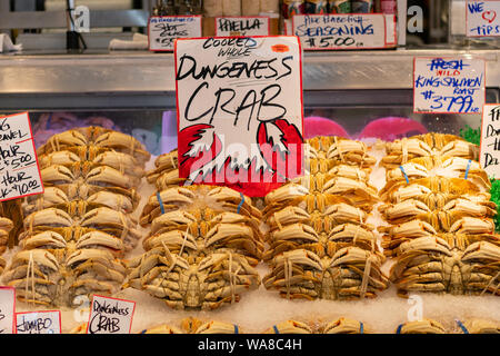 Fresh Dungeness Crab sul ghiaccio nel mercato degli agricoltori Foto Stock