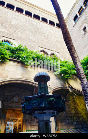 Wiews interiore della " Casa de l'Ardiaca' giardino e la fontana a Barcellona, ora che ospitano l'archivio storico della città di Barcellona. Foto Stock