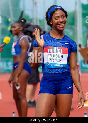 Shelly-Ann Fraser-Pryce della Giamaica onde dopo essere arrivato terzo nel femminile a 200 metri, durante il Birmingham 2019 Müller Grand Prix della Alexander Stadium, Birmingham. Foto Stock