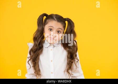 Non è sicuro. Adorabili schoolgirl. Schoolgirl allievo capelli lunghi carino ponytails acconciatura. Programma Educativo. Homeschooling o visita regolare scuola. Efficienza lo studio. Espressione emotiva schoolgirl. Foto Stock