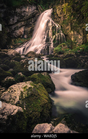 Gollinger Cascata di Golling an der Salzach vicino a Salisburgo, Austria. Splendida vista della cascata a cascata su rocce di muschio nelle Alpi con lunghi exposu Foto Stock