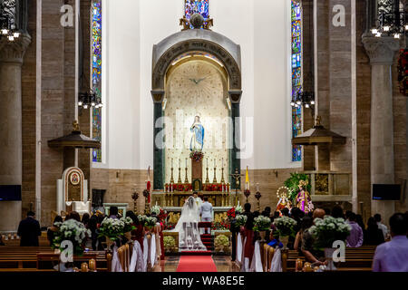 Un servizio di nozze si svolge all interno della cattedrale in Intramuros, Manila, Filippine Foto Stock