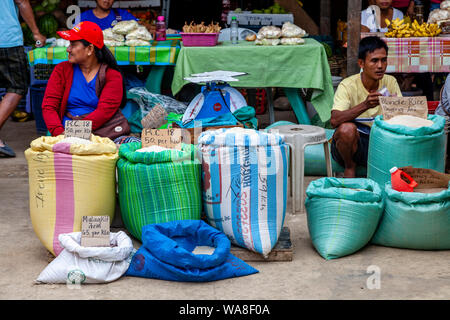 Il riso e i grani sono venduti in El Nido Street Market, El Nido, PALAWAN FILIPPINE Foto Stock