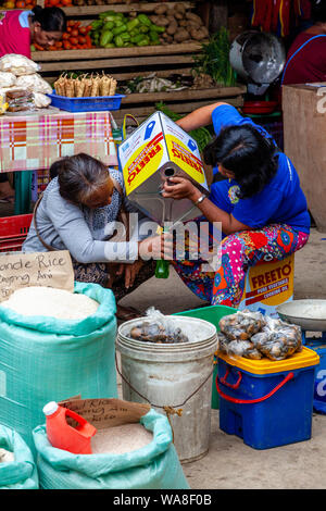 Il riso e i grani sono venduti in El Nido Street Market, El Nido, PALAWAN FILIPPINE Foto Stock