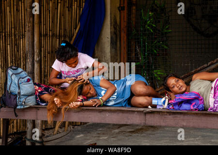 Donne filippino giacente su un banco, El Nido, isola di Palawan, Filippine Foto Stock