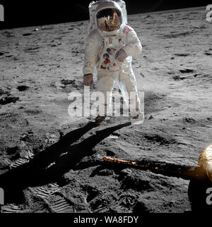 Astronaut Buzz Aldrin sulla luna - Astronaut Buzz Aldrin, modulo lunare pilota, sorge sulla superficie della luna vicino alla gamba del modulo lunare, Eagle, durante l'Apollo 11 moonwalk. Astronauta Neil Armstrong, il comandante della missione, ha preso questa fotografia con un 70mm superficie lunare della fotocamera. Mentre Armstrong e Aldrin scese con il modulo lunare per esplorare il mare della tranquillità, astronauta Michael Collins, il pilota del modulo di comando, è rimasto in orbita lunare con il comando e il modulo di servizio, Columbia. Luglio 1969 Foto Stock