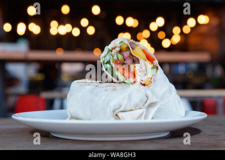 Kebap tagliato in due metà su un ristorante fast food tabella Foto Stock