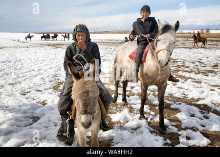 Repubblica del Kirghizistan le immagini del viaggio - i ragazzi della formazione in Karakol campi di neve per Ulak Tartish, Kuk Pari, Kšk BerŸ, Ulak Tyrtysh, Kok Boru. Gioco nazionale in Ky Foto Stock