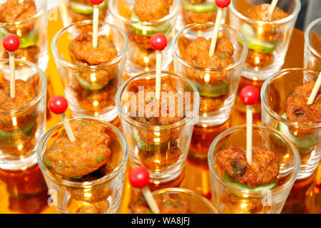 Cibo tailandese, pesce fritto di palline di pasta in un bicchiere piccolo sulla linea a buffet Foto Stock