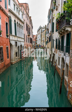 Il Ponte de la fava ponte sul Rio della Fava canal, dal Ponte San Antônio bridge, Venezia, Italia Foto Stock