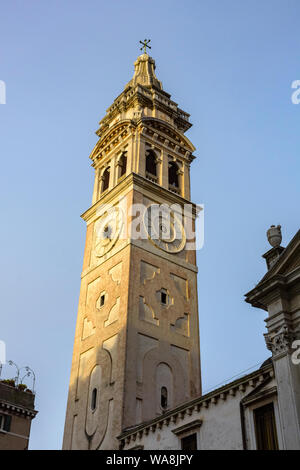 La torre della chiesa di Santa Maria Formosa, a Campo Santa Maria Formosa square, Venezia, Italia Foto Stock