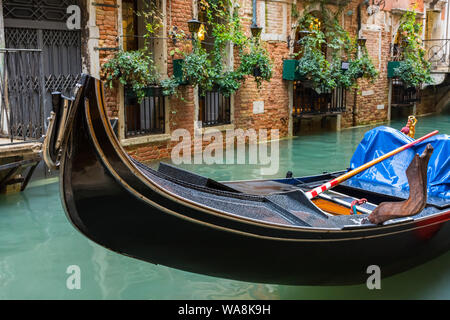 Il riço all'estremità posteriore di una gondola, sul Rio dei Bareteri Canal, Venezia, Italia Foto Stock