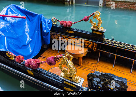 Lavoro decorativo su una gondola sul Rio dei Bareteri Canal, Venezia, Italia Foto Stock