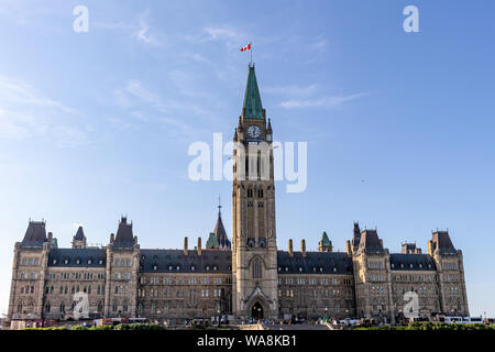 OTTAWA, Ontario, Canada - 16 agosto 2019: blocco centrale e la Torre della Pace del parlamento canadese edifici ha i visitatori in una giornata di sole. Foto Stock