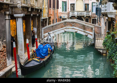 Gondola sul Rio dei Bareteri canal, Dal Pont dei Baretter bridge, Venezia, Italia Foto Stock