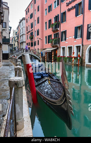 Gondola sul Rio dei Bareteri canale vicino al Ponte dei Pignoli bridge, da fondamenta Morosine de la regina o dei Pignoli, Venezia, Italia Foto Stock