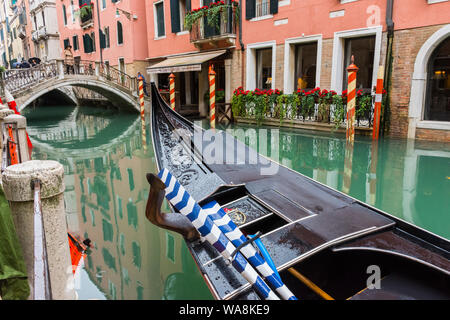 Gondola sul Rio dei Bareteri canale vicino al Ponte dei Pignoli bridge, da fondamenta Morosine de la regina o dei Pignoli, Venezia, Italia Foto Stock