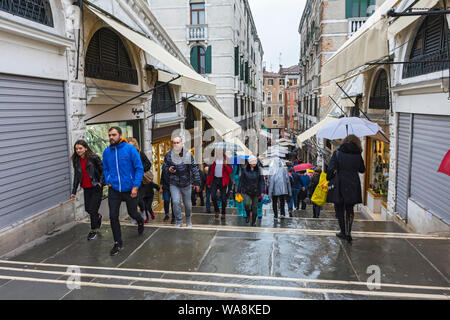 La vista lungo la Salizzada Pio X dal Ponte di Rialto in un giorno di pioggia. Venezia, Italia Foto Stock
