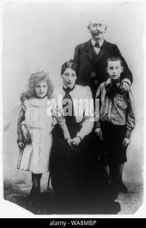 Il cap. Alfred Dreyfus, ritratto a figura intera, in piedi, rivolto verso la parte anteriore, con la moglie() e due bambini Foto Stock