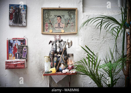 I devoti di Nuestra Señora de la Santa Muerte (Nostra Signora della santa morte) visitare la Iglesia Santuario Nacional del Angel de la Santa Muerte di Tepito, Città del Messico. Santa Muerte è il santo patrono dei criminali, prostitute, tossicodipendenti e tutti quelli trascurati dalla società. La personificazione della morte, ella è associato con la guarigione, la protezione e la distribuzione sicura per l'aldilà dai suoi devoti. Foto Stock